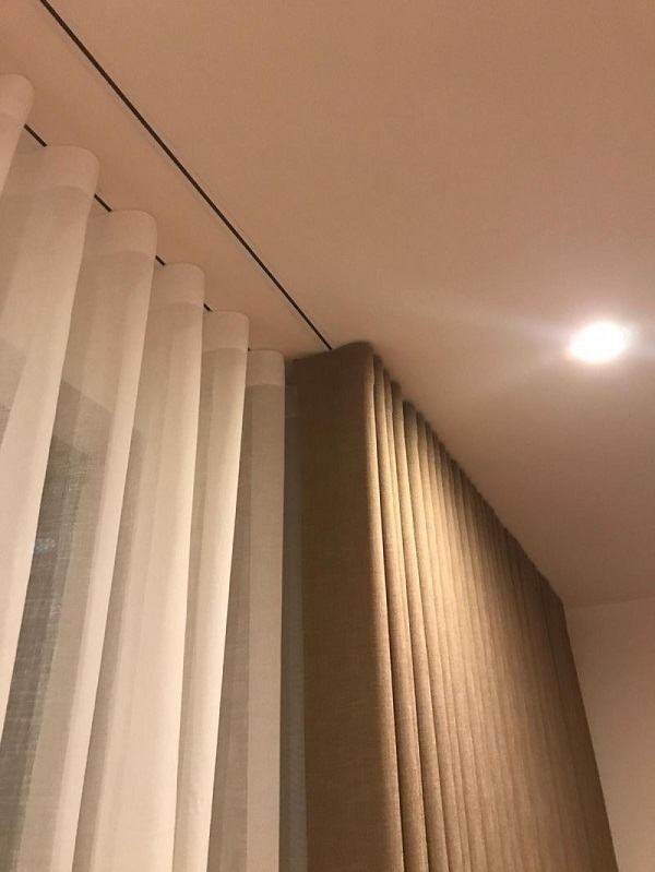 Rails motorisés pour rideaux et voilages sur mesure encastré plafond