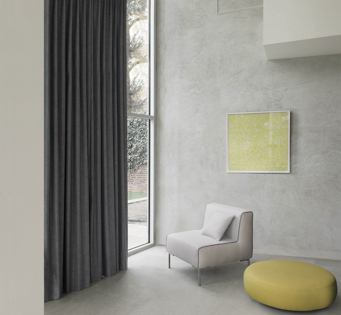 Rideaux grande hauteur haut de gamme tissu certifié OEKO-TEX dans un salon moderne en résidence prestige
