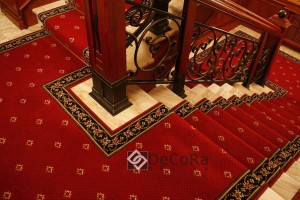 moquette-elegante-rouge-or-luxe-grand-hotel-rideaux-blason-belle-palace-classique  